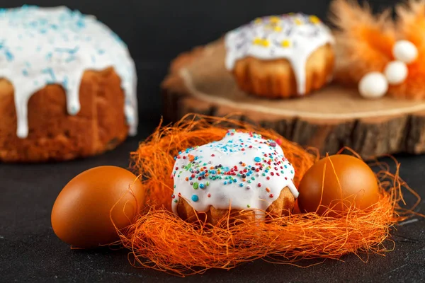 Domácí Velikonoční koláč a malovaná vajíčka na stůl — Stock fotografie