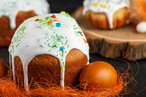 Domácí Velikonoční koláč a malovaná vajíčka na stůl — Stock fotografie