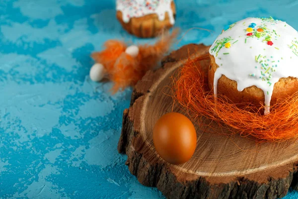 Świeże Ciasto Wielkanocne Pieczone Domu Ozdobione Słodkim Lukrem Kolorowe Gotowane — Zdjęcie stockowe