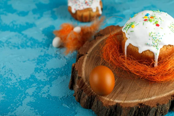 Bolo Páscoa Fresco Assado Casa Decorado Com Cereja Doce Ovos — Fotografia de Stock