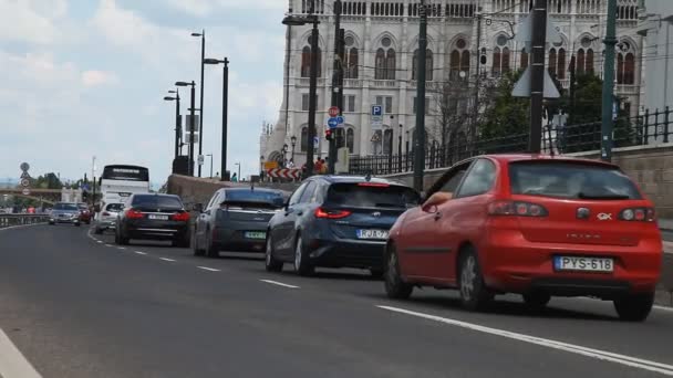 Βουδαπέστη, Ουγγαρία - 2 Ιουνίου 2019: Τα επιβατικά αυτοκίνητα οδηγούν κατά μήκος του περιπάτου Jozsef Antall — Αρχείο Βίντεο