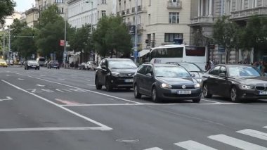 Budapeşte, Macaristan - 2 Haziran 2019: Andrassy Bulvarı ve Bajcsy-Zsilinszky ut kavşağında yoğun trafik