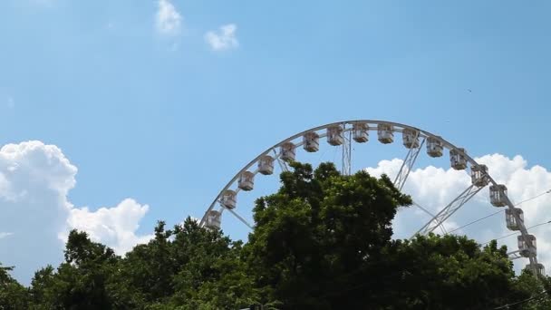 Ferris wiel met toeristen draait op een warme zonnige dag in Boedapest — Stockvideo