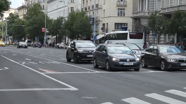 Budapest, Ungern - 02 juni 2019: tung trafik vid korsningen Andrassy Avenue och Bajcsy-Zsilinszky ut — Stockvideo