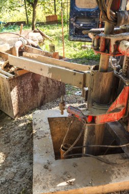 Su kuyularını delmek ve yerleşim yerleri için içme suyu üretmek için sondaj platformu