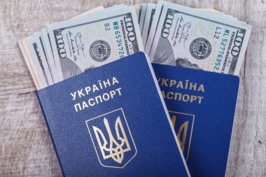 Ahşap bir arka planda Ukrayna biyometrik pasaportu. Üst Manzara. Seyahat ve tatil için yurt dışına seyahat izni belgesi. Düz yatıyordu
