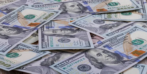 Yüzlerce Dolarlık Banknotlar Ofis Masasının Etrafına Saçıldı Zenginlik Başarılı Kavramı — Stok fotoğraf