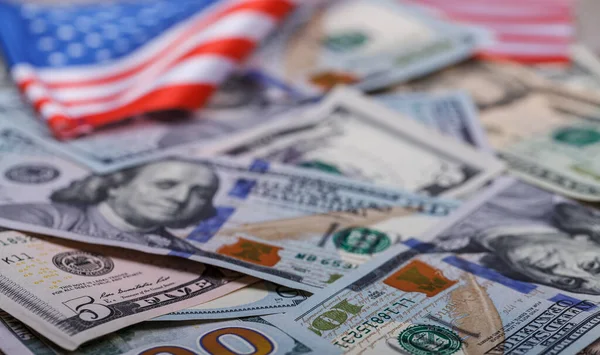 Yüzlerce Dolarlık Banknotlar Ofis Masasının Etrafına Saçıldı Zenginlik Başarılı Kavramı — Stok fotoğraf