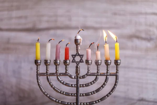 Jüdischer Feiertag Chanukka Menora Mit Kerzen Chanukka Auf Hellem Holzgrund — Stockfoto