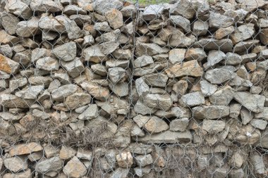 Taşlarla örülmüş yeşil çit