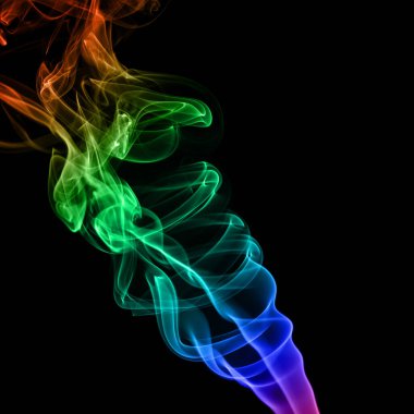 Siyah arkaplanda renkli duman izole edildi