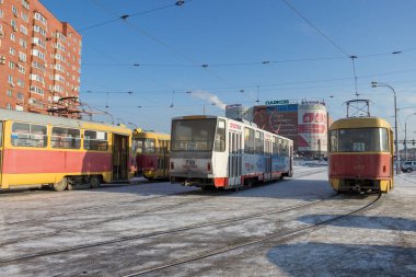Yekaterinburg, Rusya, 2 Şubat 2018 - son istasyondaki tramvaylar. Çal.