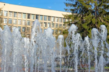 Köpüklü ve köpüklü şehrin güçlü su fıskiyeleri..