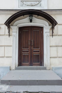 Verandalı ön kapı.