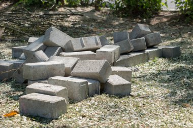 Çimlerin üzerinde beton bloklar var.