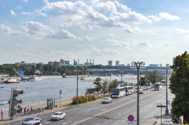Moskova, Rusya, 12 Ağustos 2018 - Andreevsky Köprüsü 'nün Moskova Nehri üzerindeki manzarası ve bir yaz günü turizm teknesi