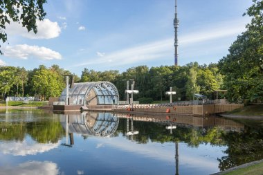 Moskova, Rusya, 14 Ağustos 2018 Ostankino Parkı. Yeşil Tiyatro. Su sahnesi