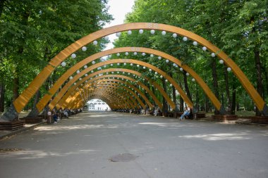 Moskova, Rusya, 13 Ağustos 2018 - Sokolniki parkında kemer