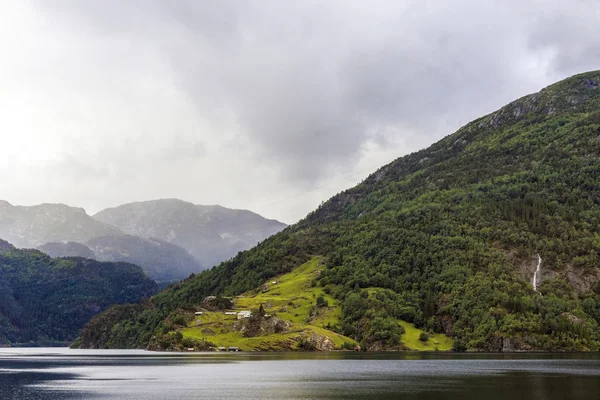 Brzegu jeziora norweski — Zdjęcie stockowe