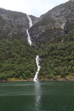 Şelale Naeroyfjord üzerinde