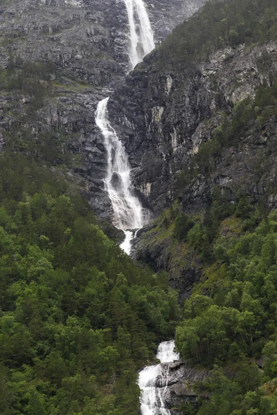 Cascata di montagna in Norvegia — Foto Stock