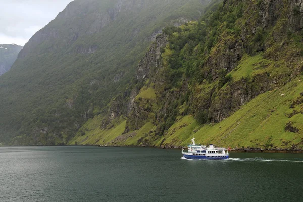 船行于 Sognefjord — 图库照片