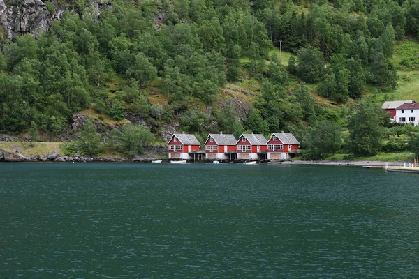 Hotel domy nad brzegiem fiordu Fjærlandfjord, Norwegia — Zdjęcie stockowe