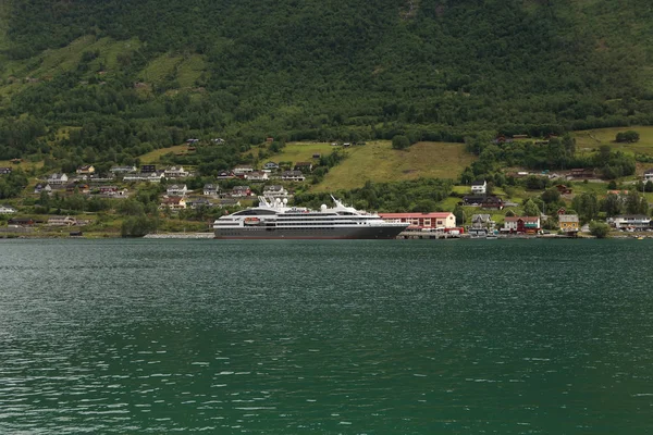 Liner in the port Olden, Norway — Stock Photo, Image