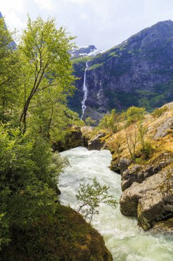 Bir dağ nehir Norveç'in
