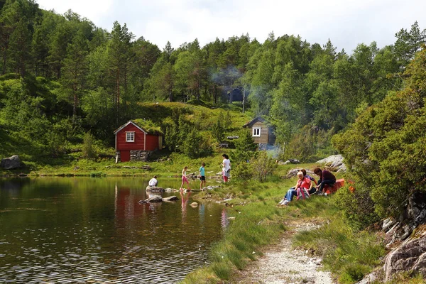 Entspannung am Bergsee, Norwegen — Stockfoto