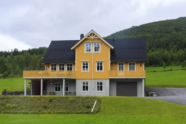 Modern Norveç çiftlik evi