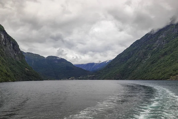 Морська прогулянка на Гейрангерфьорд, Норвегія — стокове фото