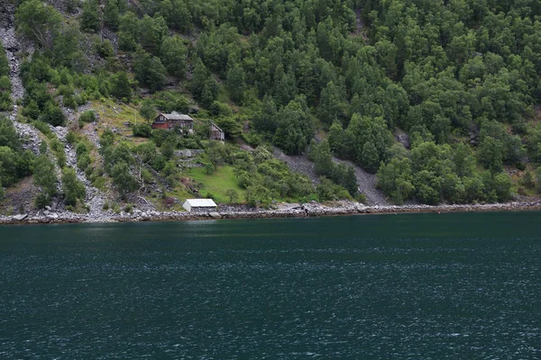 Habitação única na margem do fiorde Geirangerfjord — Fotografia de Stock