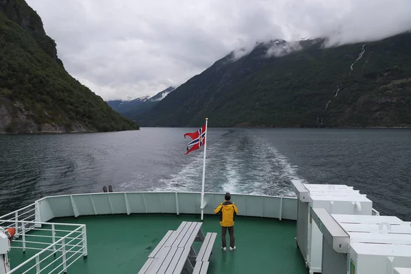 Поездка на лодке по Гейрангер-фьорду, Норвегия — стоковое фото