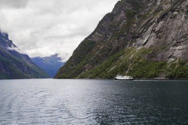 Tekne gezisine Geirangerfjord, Norveç