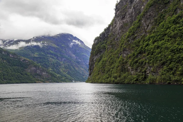 Tekne gezisine Geirangerfjord, Norveç