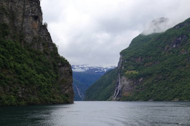 Tekne gezisine Geirangerfjord, Norveç