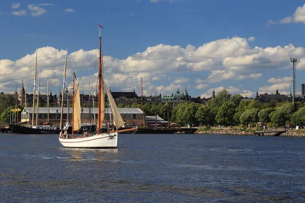 Lopen op een zeilboot op de Stockholm archipel — Stockfoto