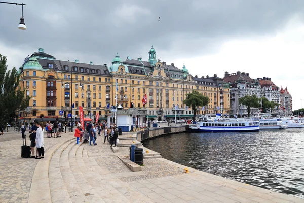 Muelle a lo largo de la bahía Nybroviken en Estocolmo — Foto de Stock