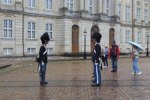 Changing of the Guard at Amalienborg Castle, Copenhagen — Stock Photo, Image