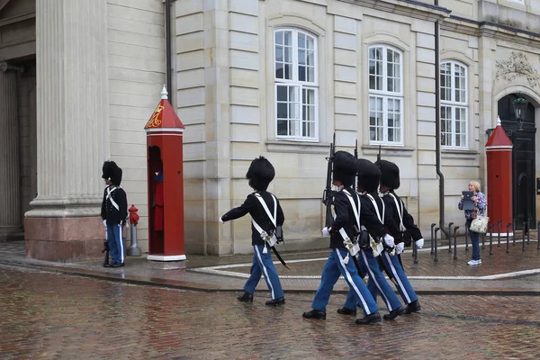 Changing of the Guard at Amalienborg Castle, Copenhagen — Stock Photo, Image