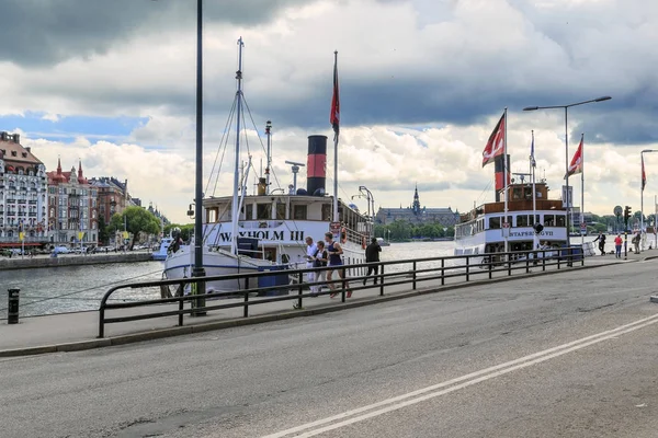 Nábřeží podél zátoky Nybroviken ve Stockholmu — Stock fotografie