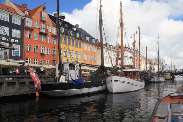 Antiguo barco en el canal Nyhavn — Foto de Stock