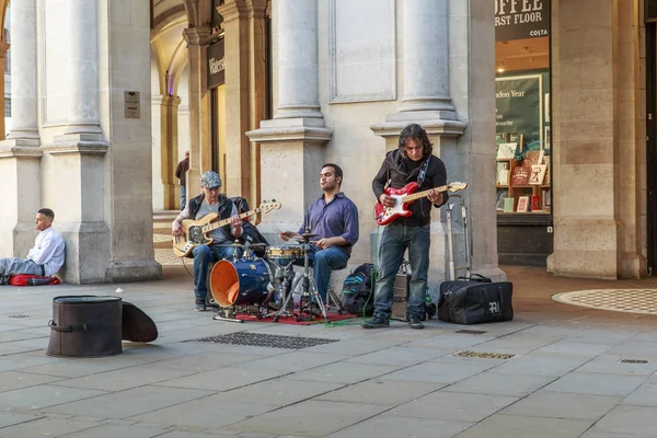 Straßenmusiker auf dem Trafalgar Square in London — Stockfoto