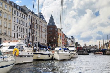 Kopenhag kanallarında tekne gezisine