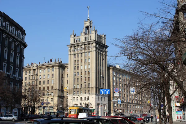 A spire, a téren, az alkotmány, Kharkov, u ház — Stock Fotó