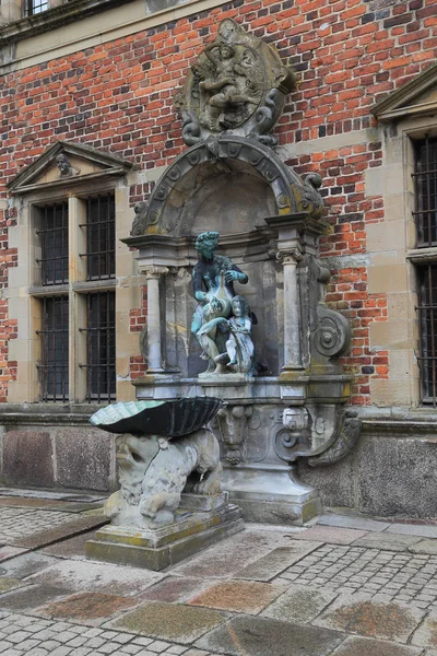 Fuente para beber en el patio del castillo de Frederiksborg, Denma —  Fotos de Stock