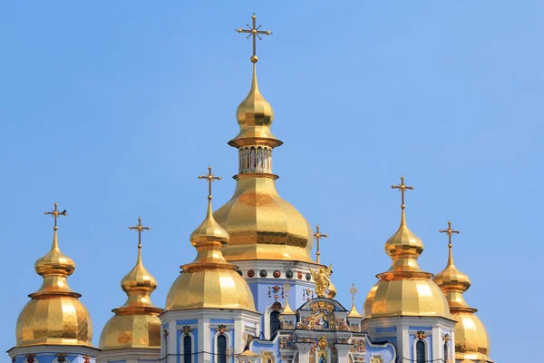 Cúpulas douradas do mosteiro de Mikhailovsky, Kiev, Ucrânia — Fotografia de Stock