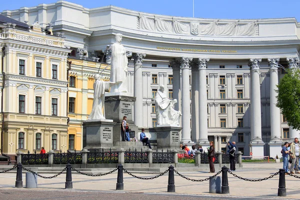Monumento a pessoas históricas da Praça Mikhaylovskaya de K — Fotografia de Stock