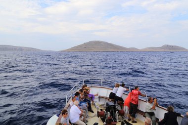 Sahil boyunca tekne gezisi.